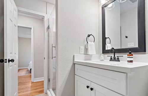 Pasadena Casa | ⭐️ 🌟⭐️ 🌟 🌟🏠 Epic Game Room WIFI ❤️ Covered Back Patio 🏠 Smart TV's every room Fu