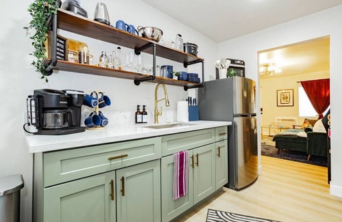 Las Vegas Casa | Epic Group Haven: 5 Suites, Sleeps 34, Near Strip