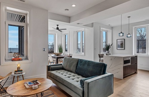 Chicago Apartamento | Epic Lake Views Await You - You Will WANT to Wake up Early for the Sunrise by AllSet Turnover