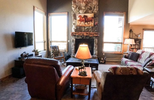Purgatory Condominio | Epic Mountain Views! End Unit! 2 Miles North of Purgatory! Heated Pool !