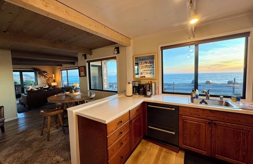 Bodega Bay Casa | Epic ocean views and sound of surf. Luxurious Beds. Fireplace. Hot Tub. Dogs OK.