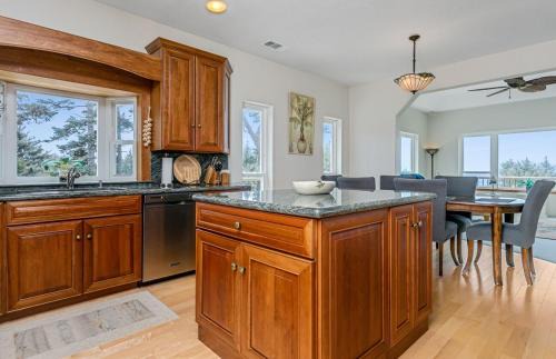 Gold Beach Casa | Epic ocean views at this private retreat just minutes from the beach