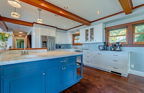 Trinidad Casa | Epic view on ocean bluff, pickleball, park-like yard, fast WiFi, Craftsman home
