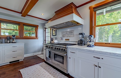 Trinidad Casa | Epic view on ocean bluff, pickleball, park-like yard, fast WiFi, Craftsman home