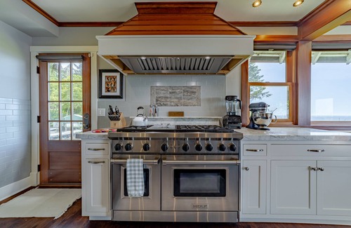 Trinidad Casa | Epic view on ocean bluff, pickleball, park-like yard, fast WiFi, Craftsman home