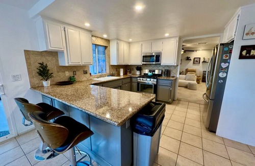 Joshua Tree Casa | Epic Views, Huge House, Acres of J-Trees to explore + Hot Tub, Pool, AC & Golf!