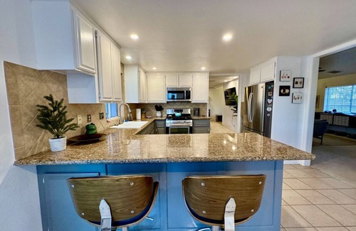 Joshua Tree Casa | Epic Views, Huge House, Acres of J-Trees to explore + Hot Tub, Pool, AC & Golf!