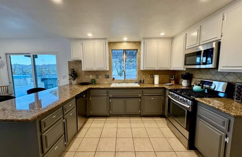 Joshua Tree Casa | Epic Views, Huge House, Acres of J-Trees to explore + Hot Tub, Pool, AC & Golf!