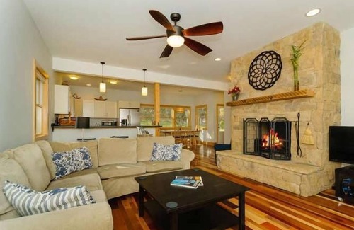 Asheville Casa | Vistas épicas a la montaña, 6. 5 millas del centro de la ciudad, patio grande, casa nueva inmaculada,