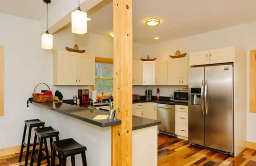 Asheville Casa | Vistas épicas a la montaña, 6. 5 millas del centro de la ciudad, patio grande, casa nueva inmaculada,