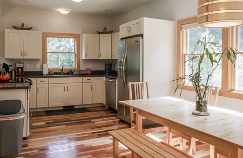 Asheville Casa | Vistas épicas a la montaña, 6. 5 millas del centro de la ciudad, patio grande, casa nueva inmaculada,