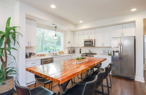 Historic Waverly Casa | Stylish 4BD|4 BA Modern Home 8th Ave South - Walk to Coffee, Food, Music