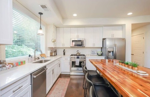 Historic Waverly Casa | Stylish 4BD|4 BA Modern Home 8th Ave South - Walk to Coffee, Food, Music