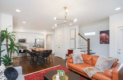 Historic Waverly Casa | Stylish 4BD|4 BA Modern Home 8th Ave South - Walk to Coffee, Food, Music
