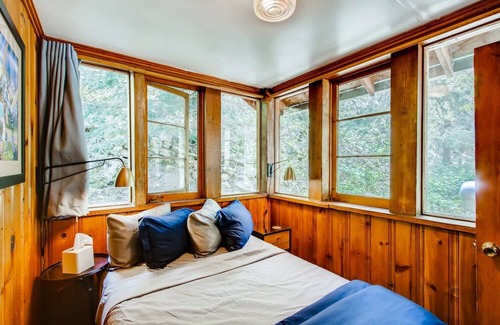 Idaho Springs Cabina | Epiphany Pines Waterfront Work & Play Cabin