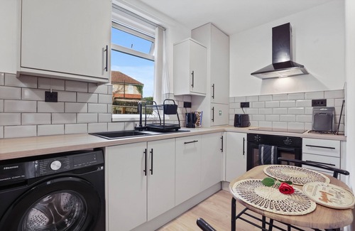 Newcastle-upon-Tyne Casa | Equipped & Cozy: Fast WiFi, Smart TV, Full Kitchen