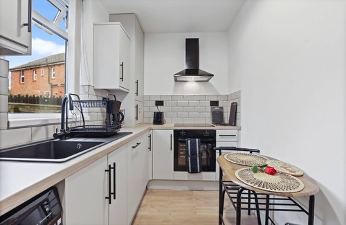 Newcastle-upon-Tyne Casa | Equipped & Cozy: Fast WiFi, Smart TV, Full Kitchen