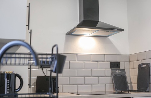 Newcastle-upon-Tyne Casa | Equipped & Cozy: Fast WiFi, Smart TV, Full Kitchen