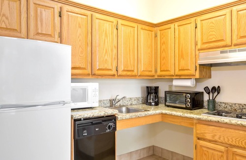 Brownsville Condominio | Suite King Equipada | Desayuno diario gratuito, piscina al aire libre + centro de negocios