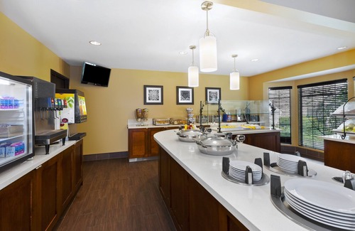 Shelby Township Apartamento | Equipped Suite | Free Breakfast, 24h Business Center + Seasonal Pool