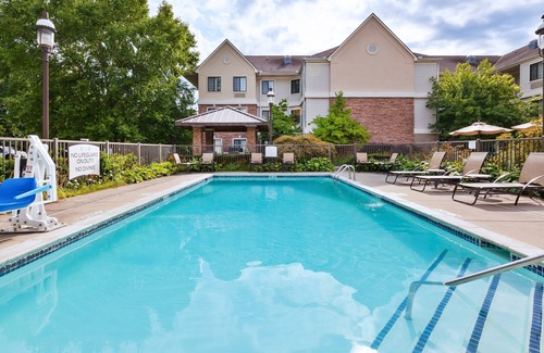 Shelby Township Apartamento | Equipped Suite | Free Breakfast, 24h Business Center + Seasonal Pool