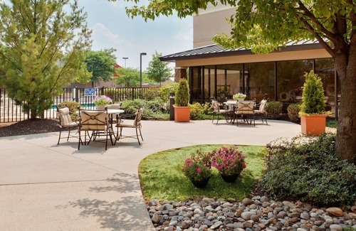 Allentown Condominio | Suite equipada cerca de ABE con transporte gratuito al aeropuerto las 24 horas | Acceso compartido a la bañera de hidromasaje