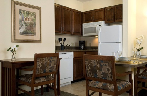 Eden Condominio | Suite equipada cerca del aeropuerto de Savannah | Acceso a la piscina estacional