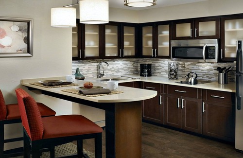 Sterling Heights Condominio | Suite Equipada | Desayuno buffet, acceso a la piscina cubierta + centro de negocios las 24 horas