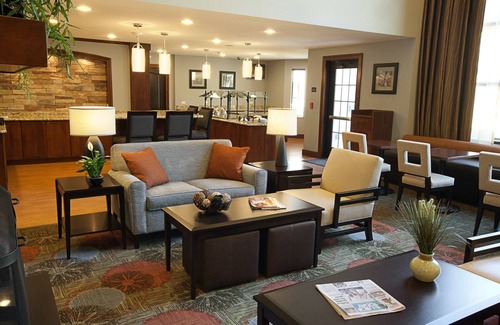 Sterling Heights Condominio | Suite Equipada | Desayuno buffet, acceso a la piscina cubierta + centro de negocios las 24 horas