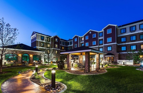 Bismarck Condominio | Suite equipada con espacio para conferencias | Desayuno diario gratuito + piscina cubierta