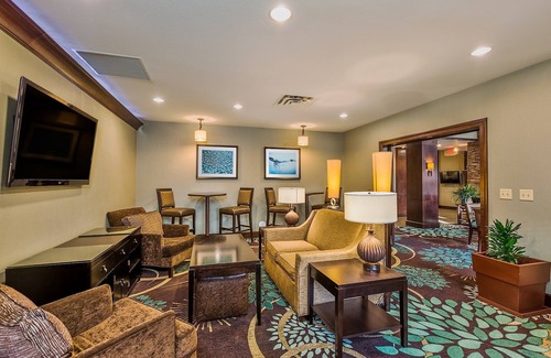 Bismarck Condominio | Suite equipada con espacio para conferencias | Desayuno diario gratuito + piscina cubierta
