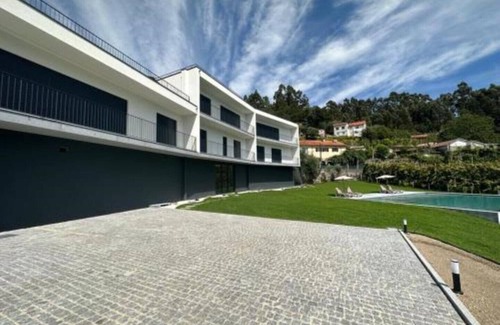 Guilhofrei Villa | Ermal Terrace ( T2 Serradela )