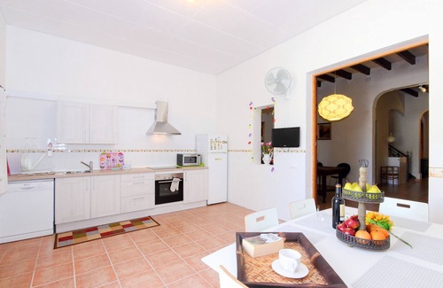 Petra Chalet De Esquí | Es Forn 229 acogedora casa de pueblo con piscina privada, terraza y WiFi