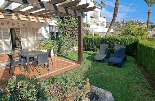 Almunecar Apartamento | Apartamento tranquilo con un gran patio trasero, cerca del puerto y la playa.