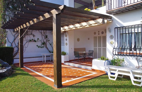 Almunecar Apartamento | Apartamento tranquilo con un gran patio trasero, cerca del puerto y la playa.