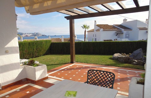 Almunecar Apartamento | Apartamento tranquilo con un gran patio trasero, cerca del puerto y la playa.