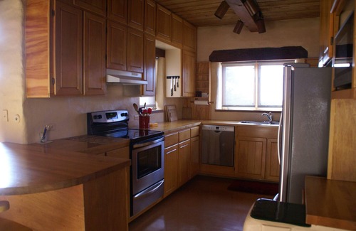 Tyrone Casa | Clásico Pasivo Solar Casa Adobe. Cocina recién remodelada.