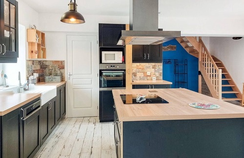 Cherrueix Casa | Escape from the stressful everyday life and spend a nice vacation in this vacation home.