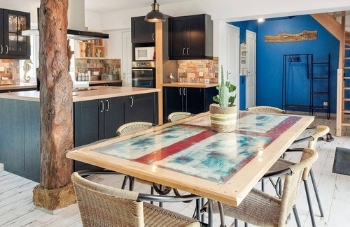 Cherrueix Casa | Escape from the stressful everyday life and spend a nice vacation in this vacation home.