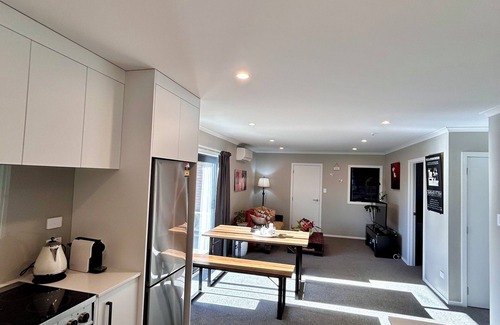Palmerston North Casa | Escape on Esplanade: (Cozy 2-Bedroom Home near Park & Pool.