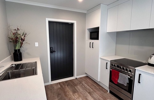 Palmerston North Casa | Escape on Esplanade: (Cozy 2-Bedroom Home near Park & Pool.