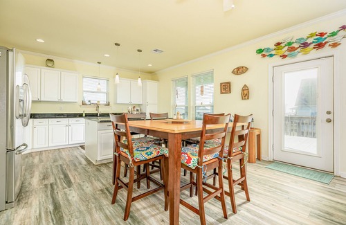 Crystal Beach Casa | Escape | Steps to Beach | Large Deck | Dog Haven