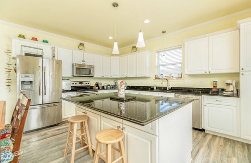 Crystal Beach Casa | Escape | Steps to Beach | Large Deck | Dog Haven