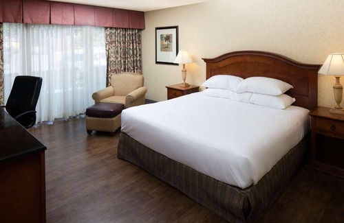 Redding Complejo | Escape The Hustle and Bustle! Outdoor Pool, Close to Redding Convention Center