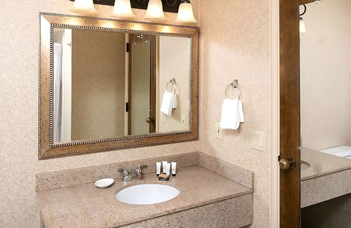 Redding Complejo | Escape The Hustle and Bustle! Outdoor Pool, Close to Redding Convention Center