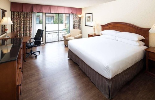 Redding Complejo | Escape The Hustle and Bustle! Outdoor Pool, Close to Redding Convention Center