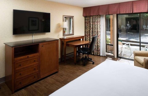 Redding Complejo | Escape The Hustle and Bustle! Outdoor Pool, Close to Redding Convention Center