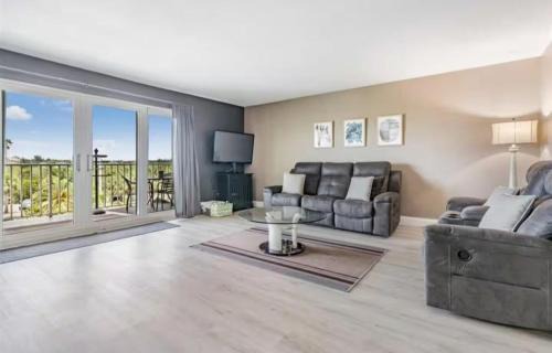 Indian Shores Apartamento | Escape the Winter in Indian Shores! Beachside Condo with Heated Pool & Walkable to Restaurants!