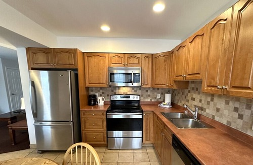 Collingwood Casa | Escape to a 2 bdrm home in quiet area w/ full kitchen, private patio w/BBQ