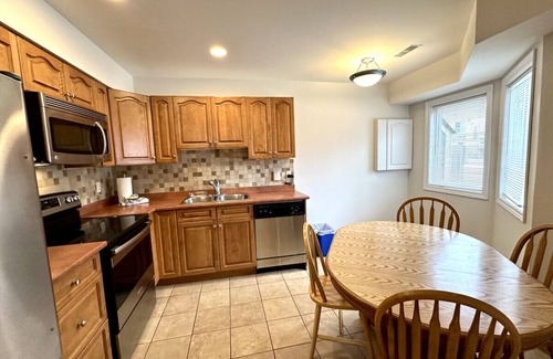 Collingwood Casa | Escape to a 2 bdrm home in quiet area w/ full kitchen, private patio w/BBQ